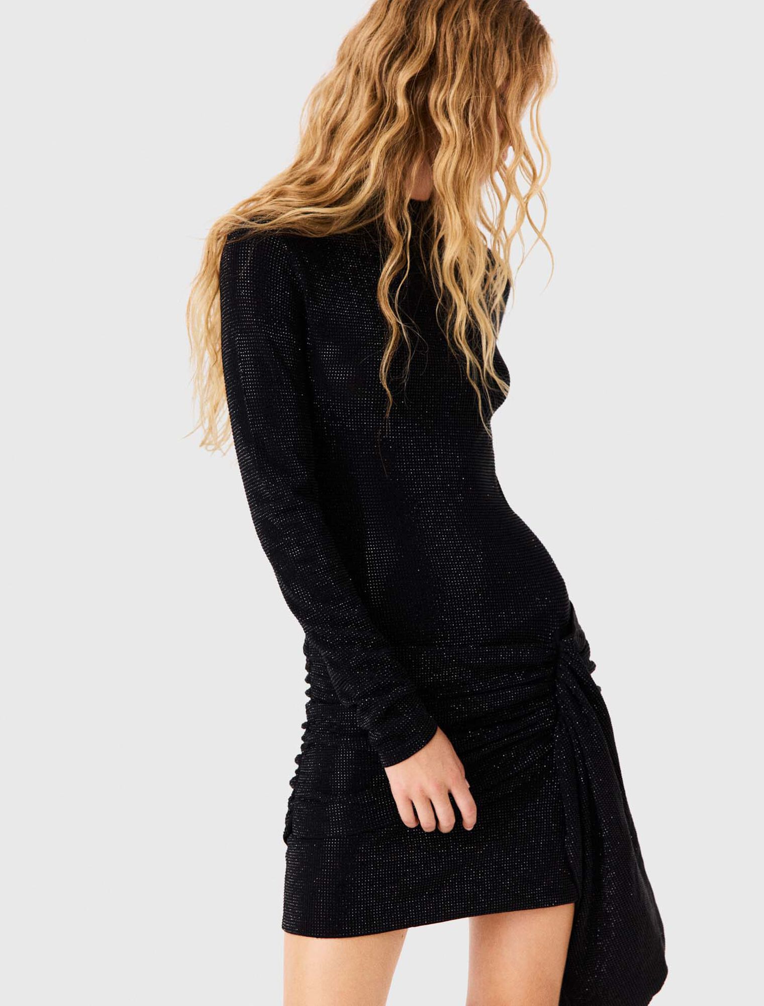 Vestido corto con strass y lazo