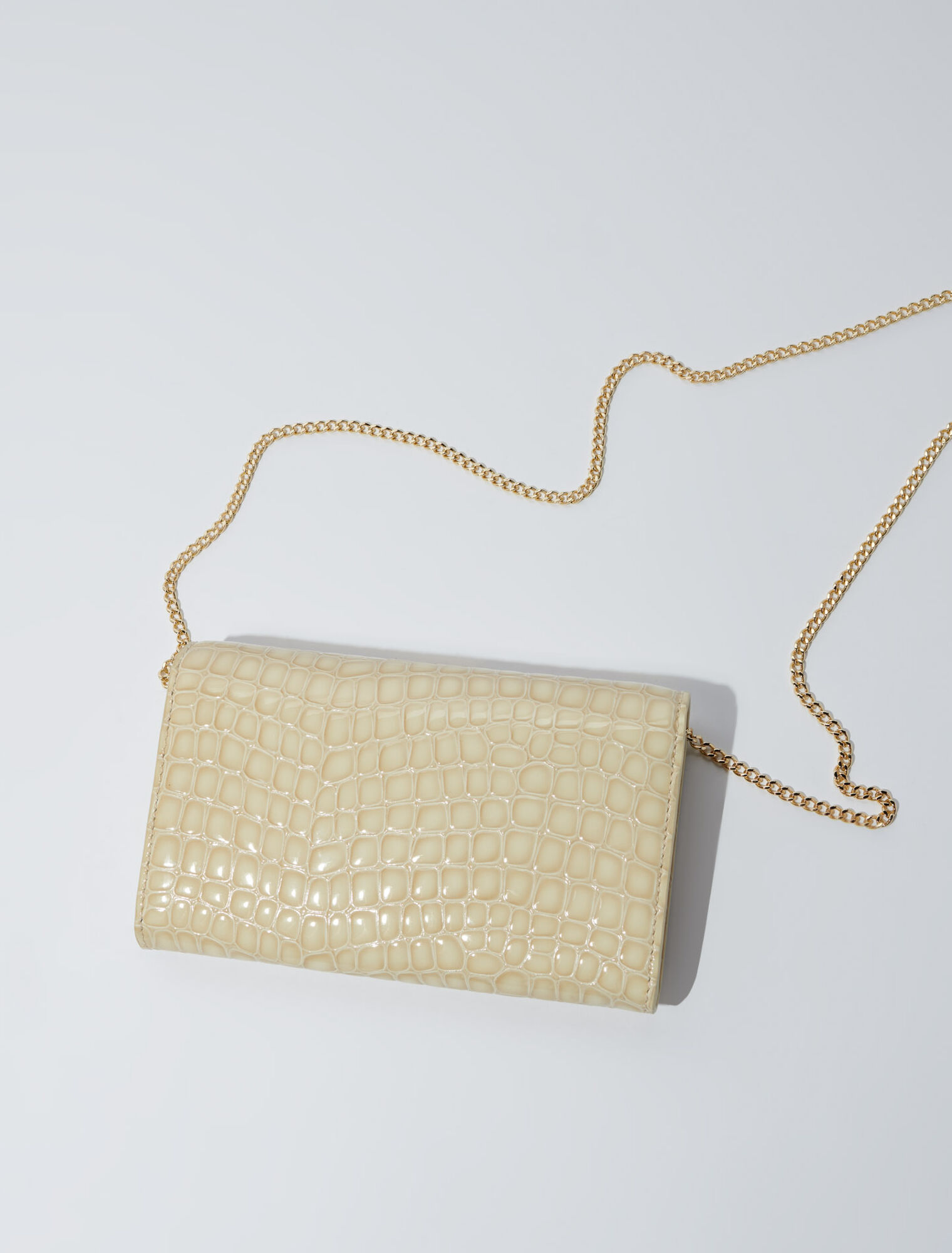 Cartera con cadena de cuero