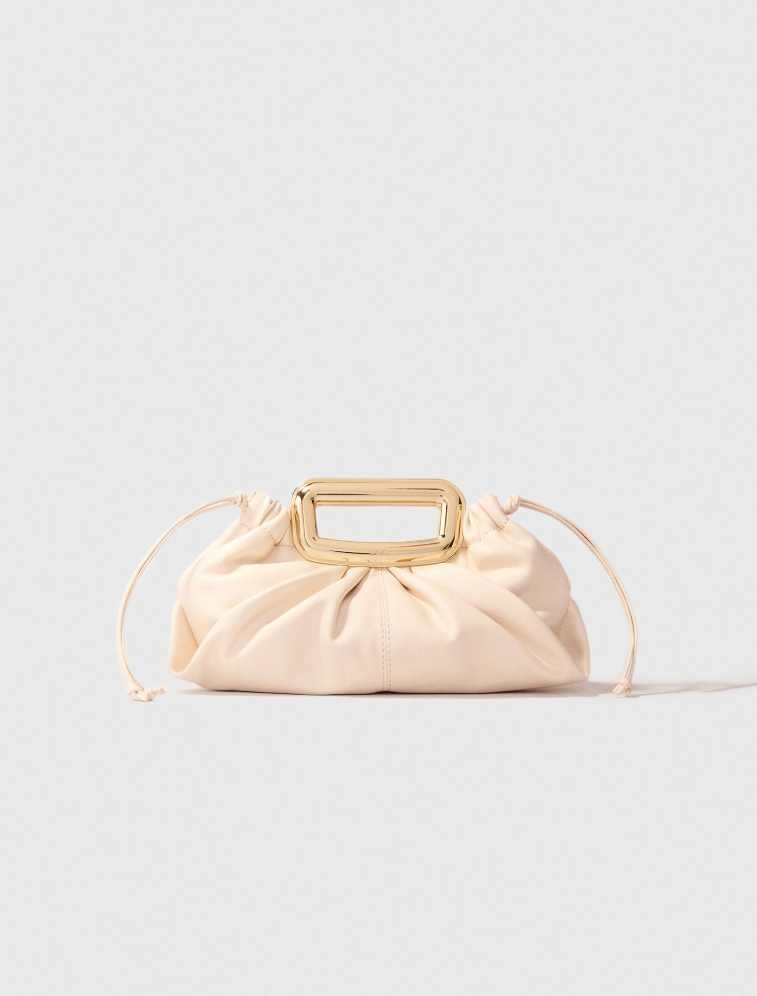Clutch de piel con asa de metal