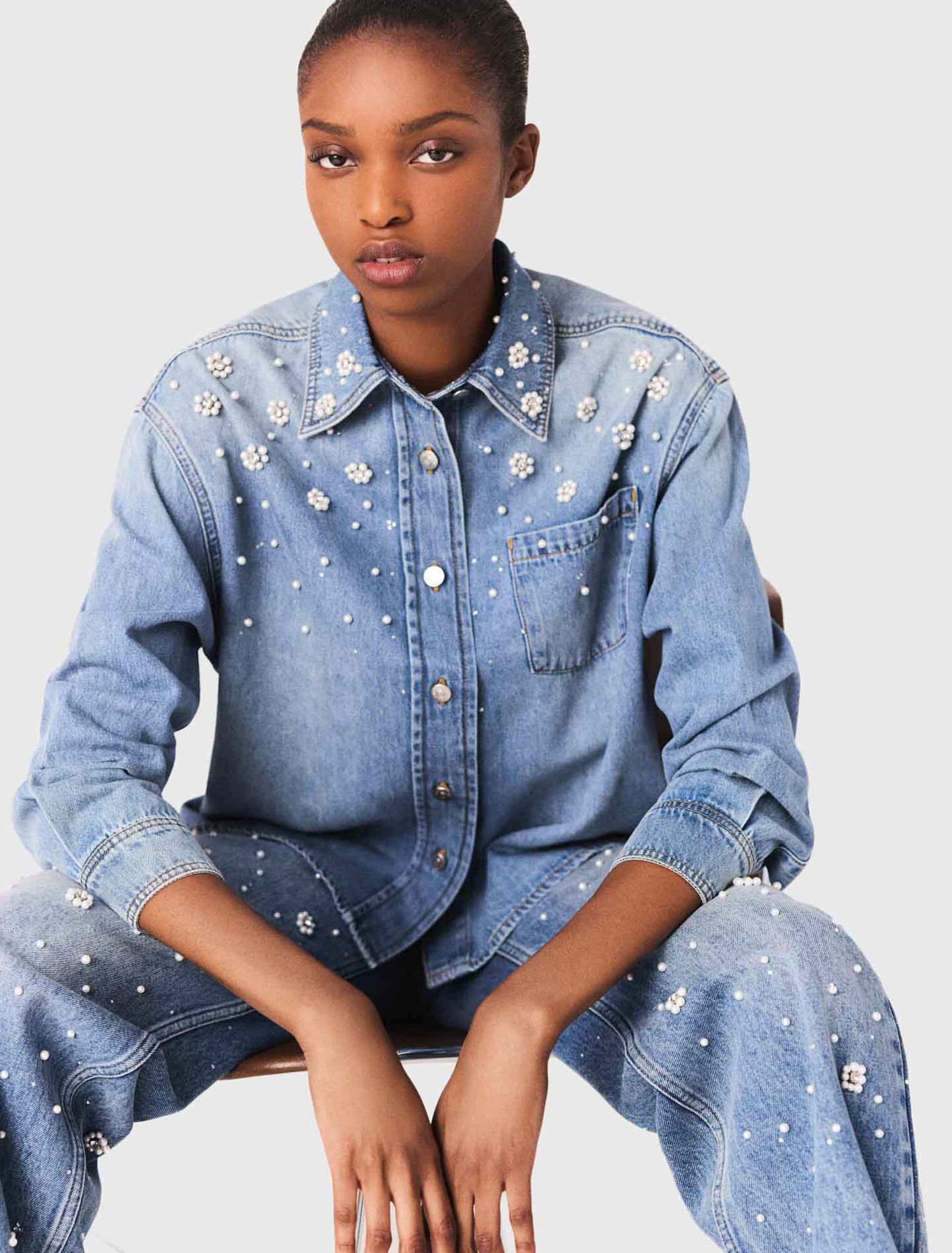Camisa vaquera con perlas bordadas