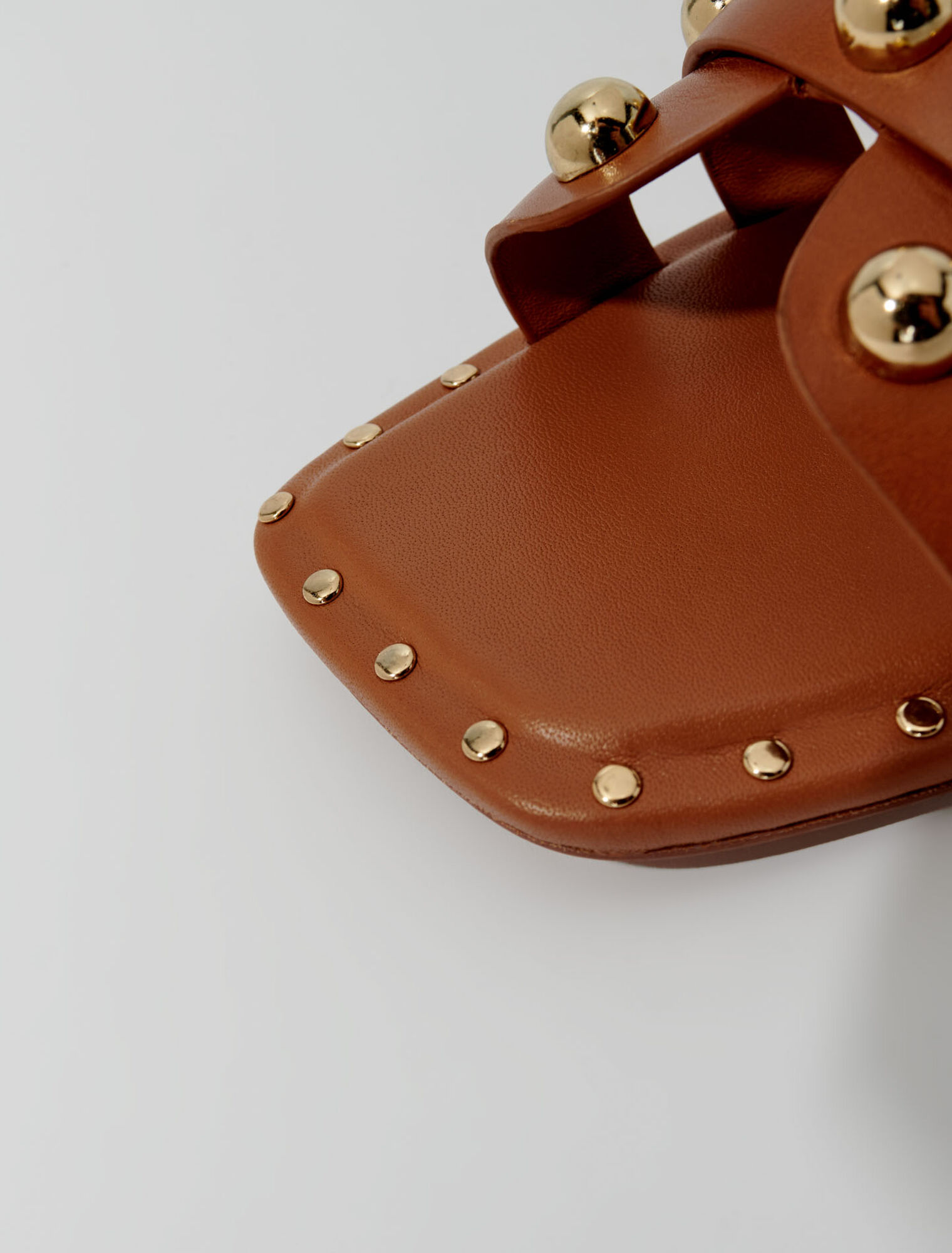 Mules de piel con tachuelas