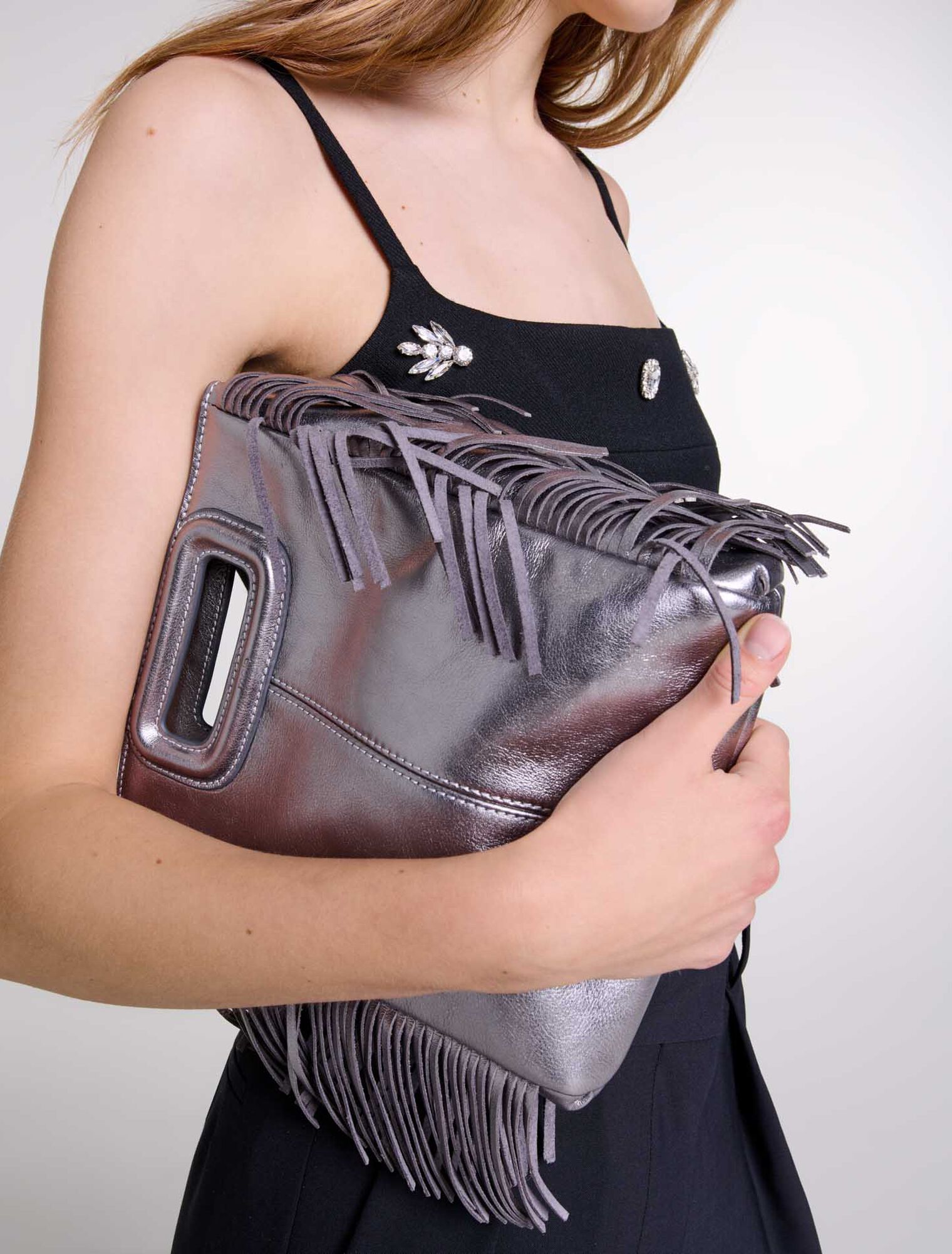 Bolso M de cuero gun metalizado