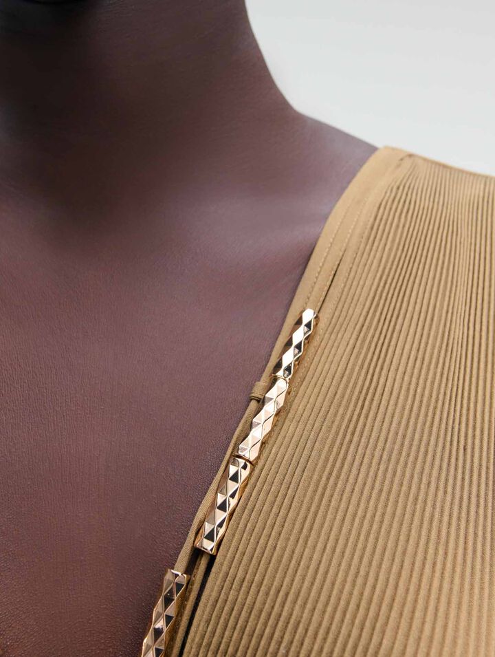 Vestido plisado con escote de joyas