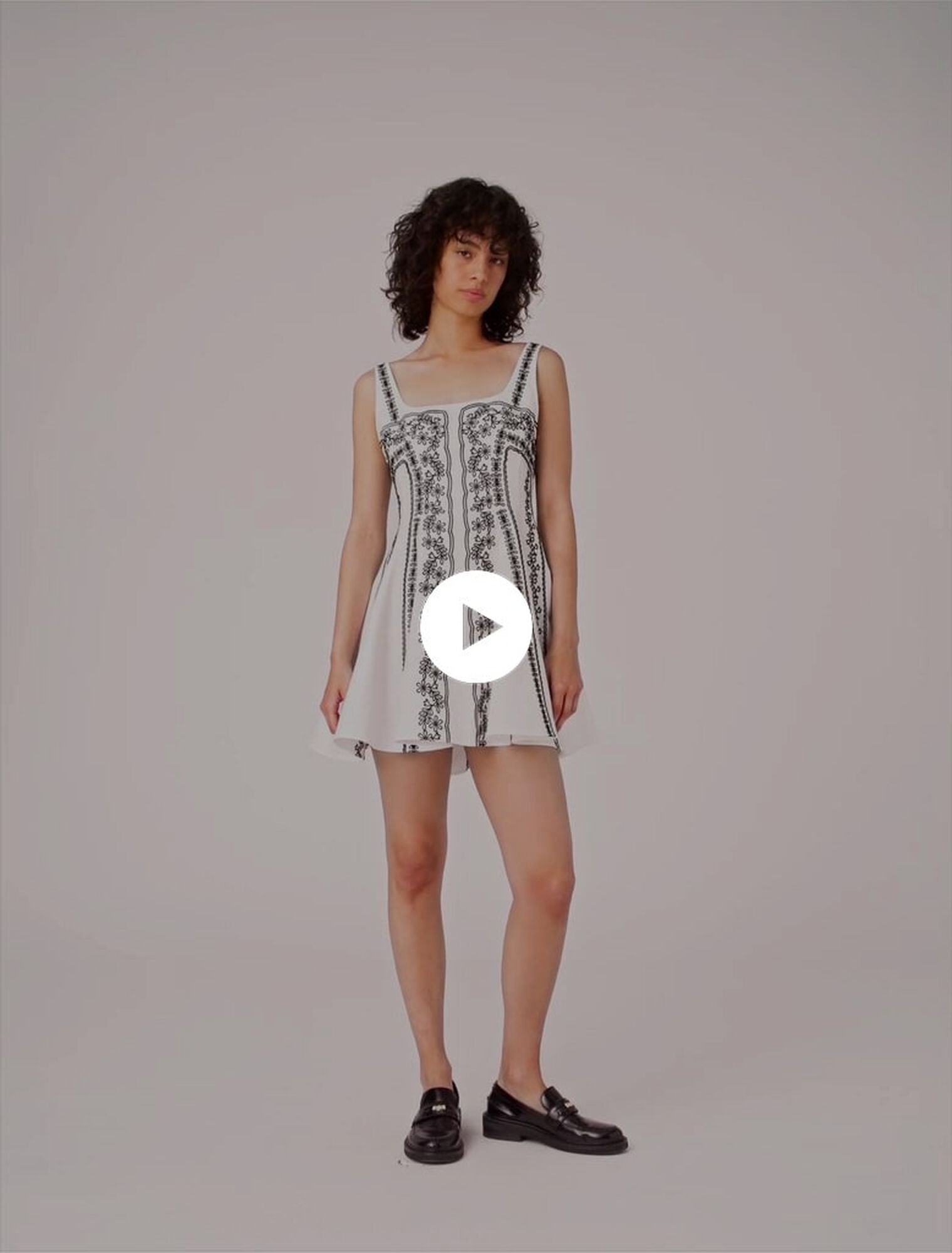Vestido corto bordado con tirantes
