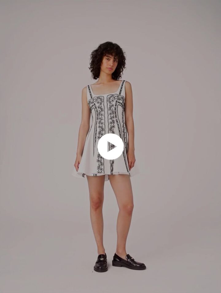 Vestido corto bordado con tirantes