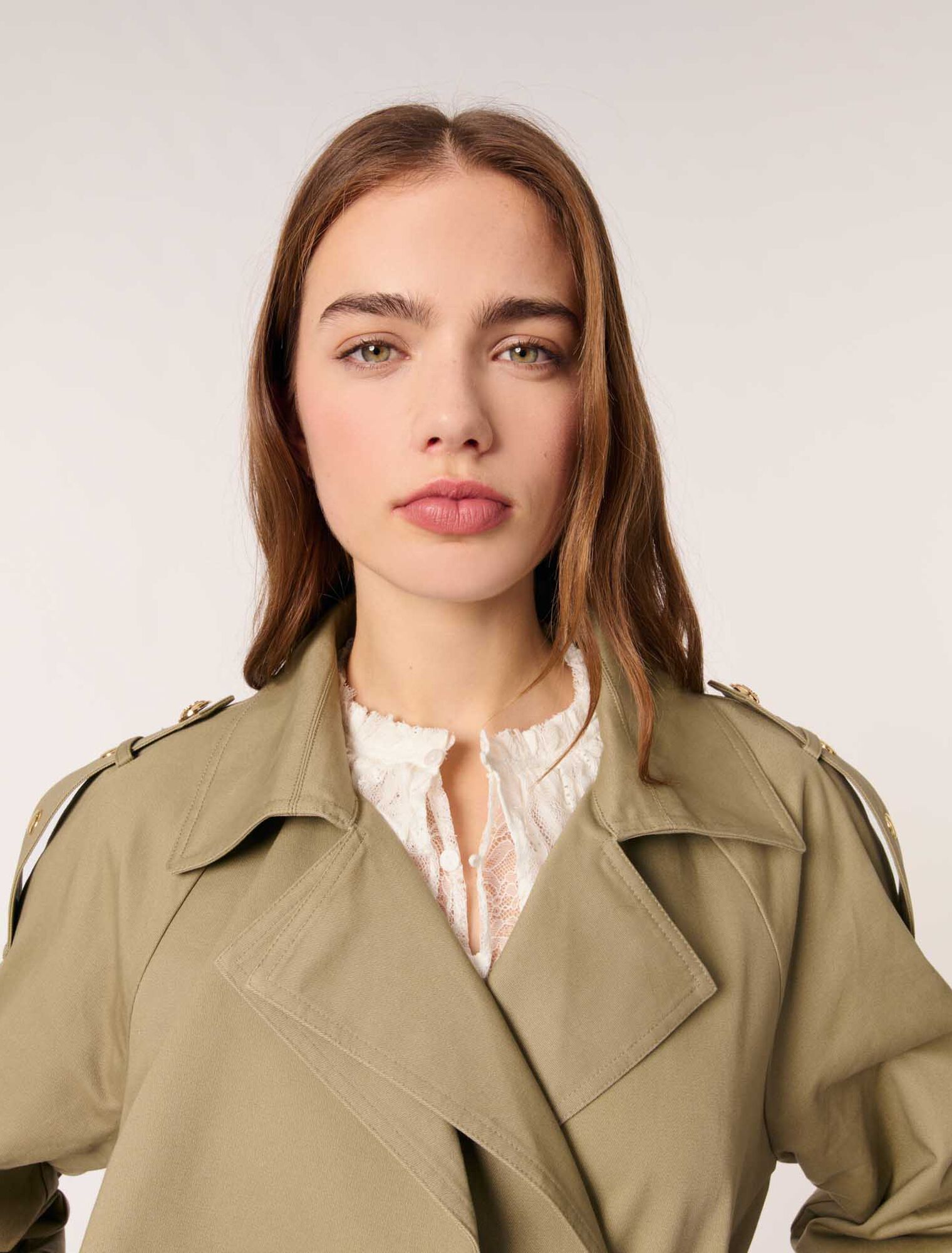 Trench clavos y cuello desmontable