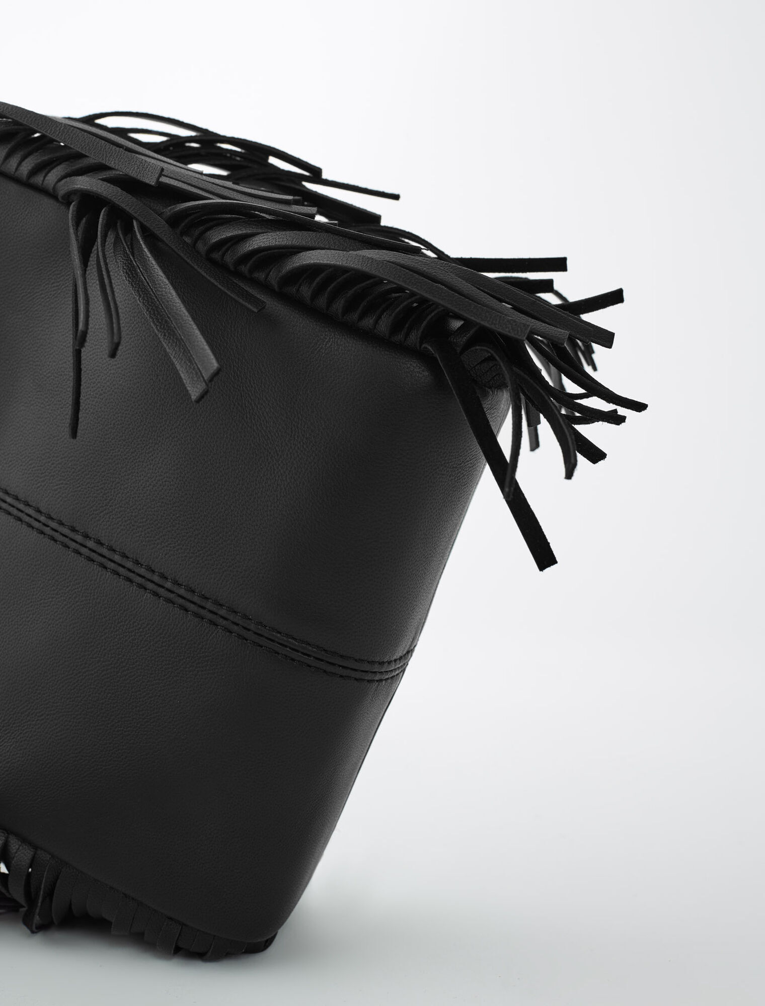 Bolso de piel con cadena