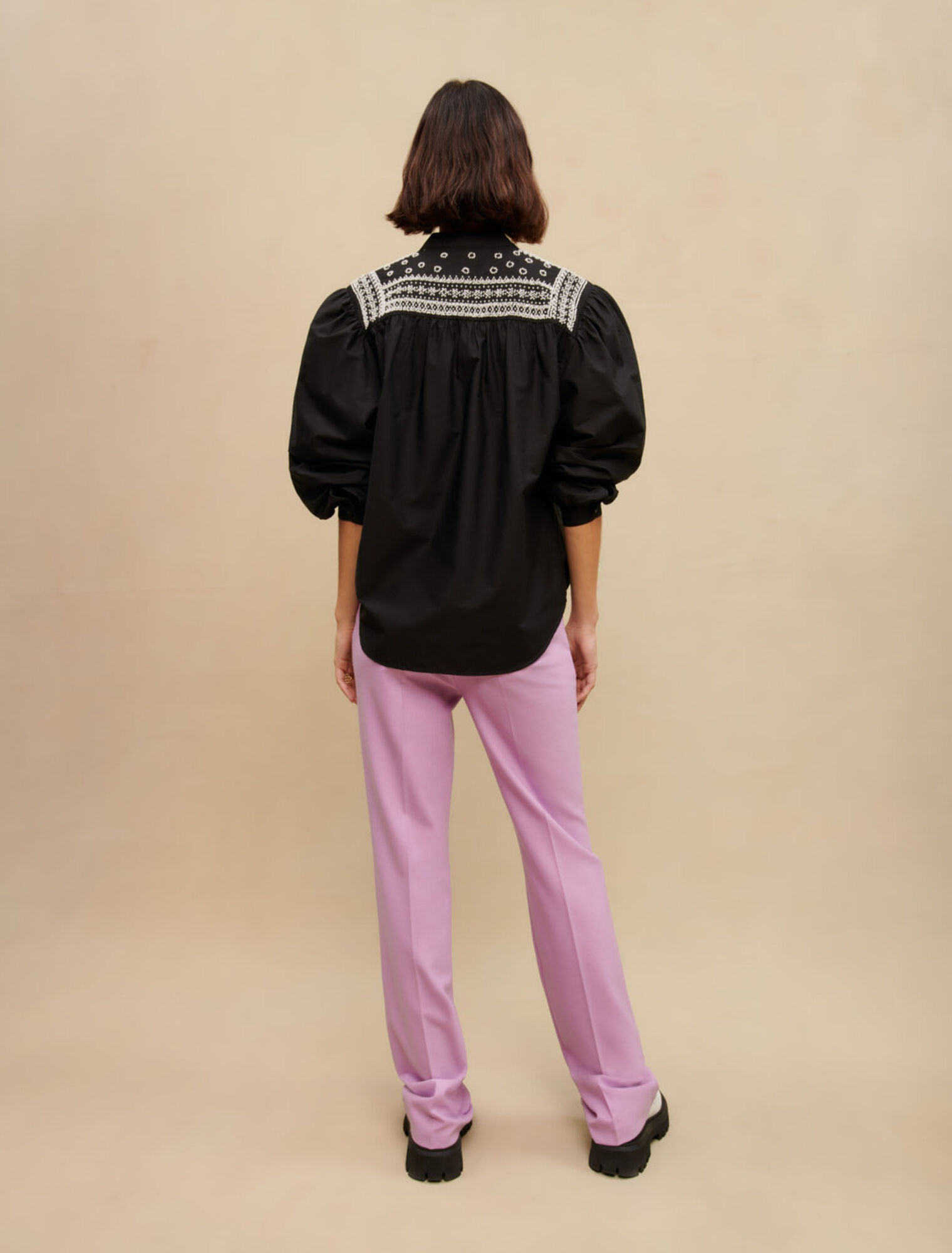 Camisa con detalles bordados