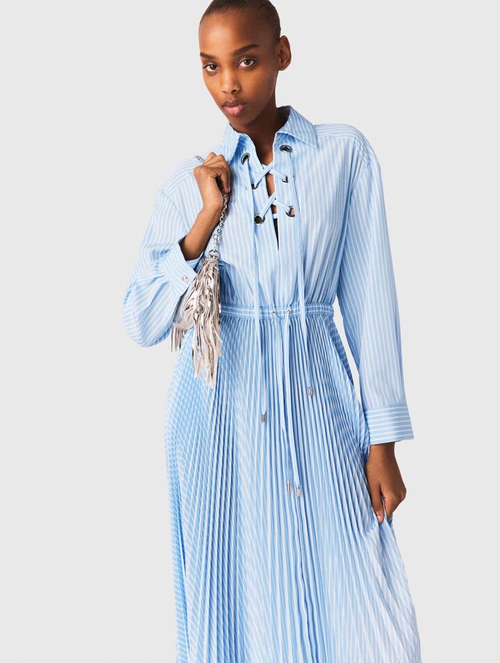 Vestido largo plisado con ojales