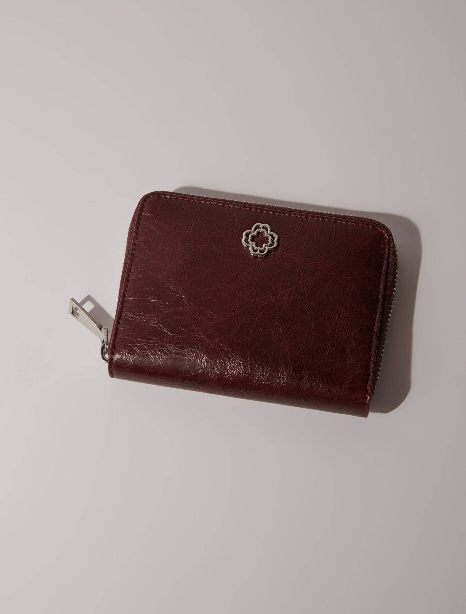 Cartera de cuero agrietado