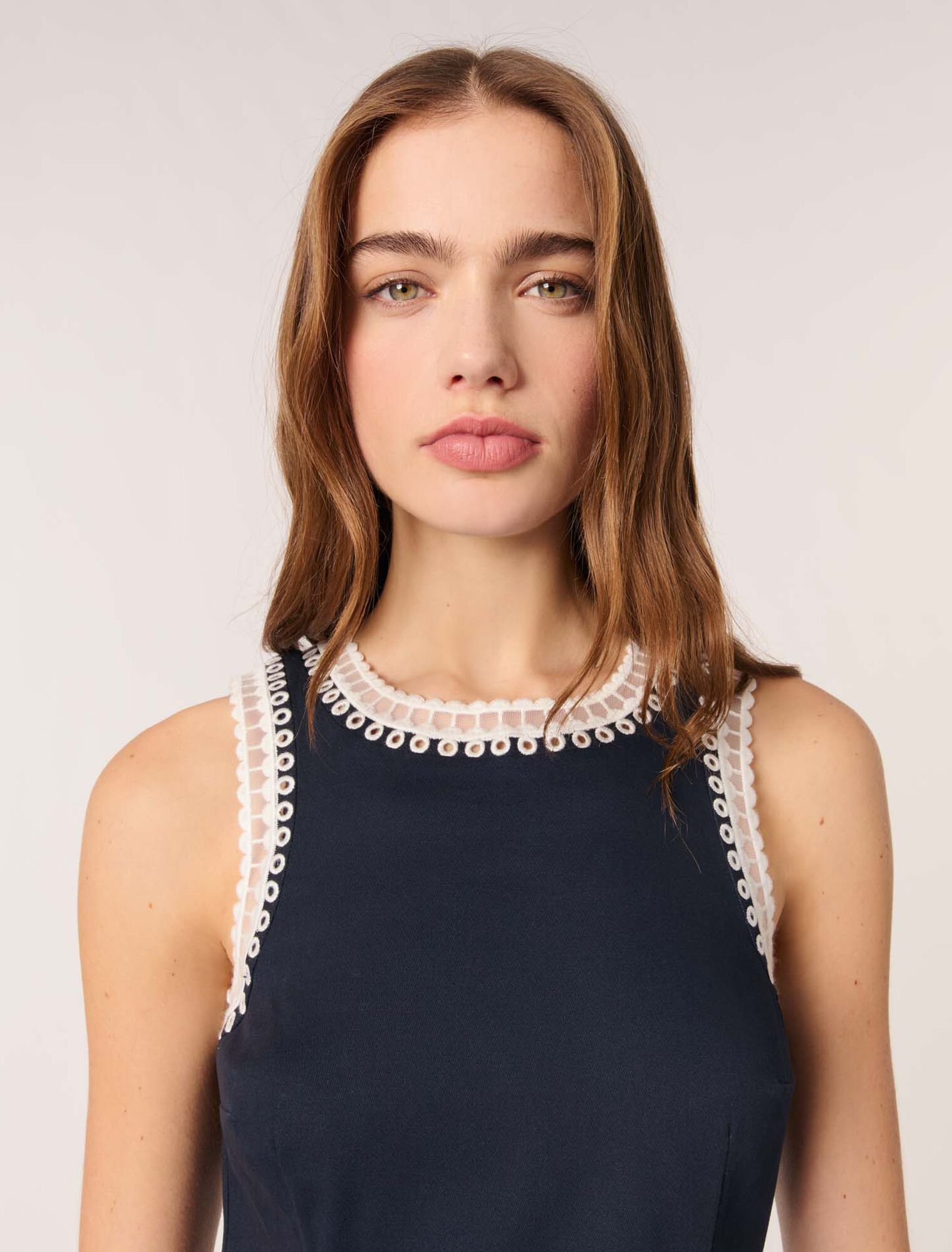 Vestido corto con detalles de ganchillo