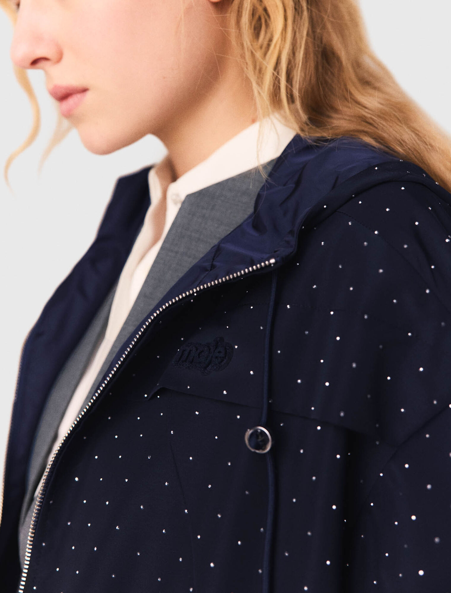 Cortavientos capucha y brillantes