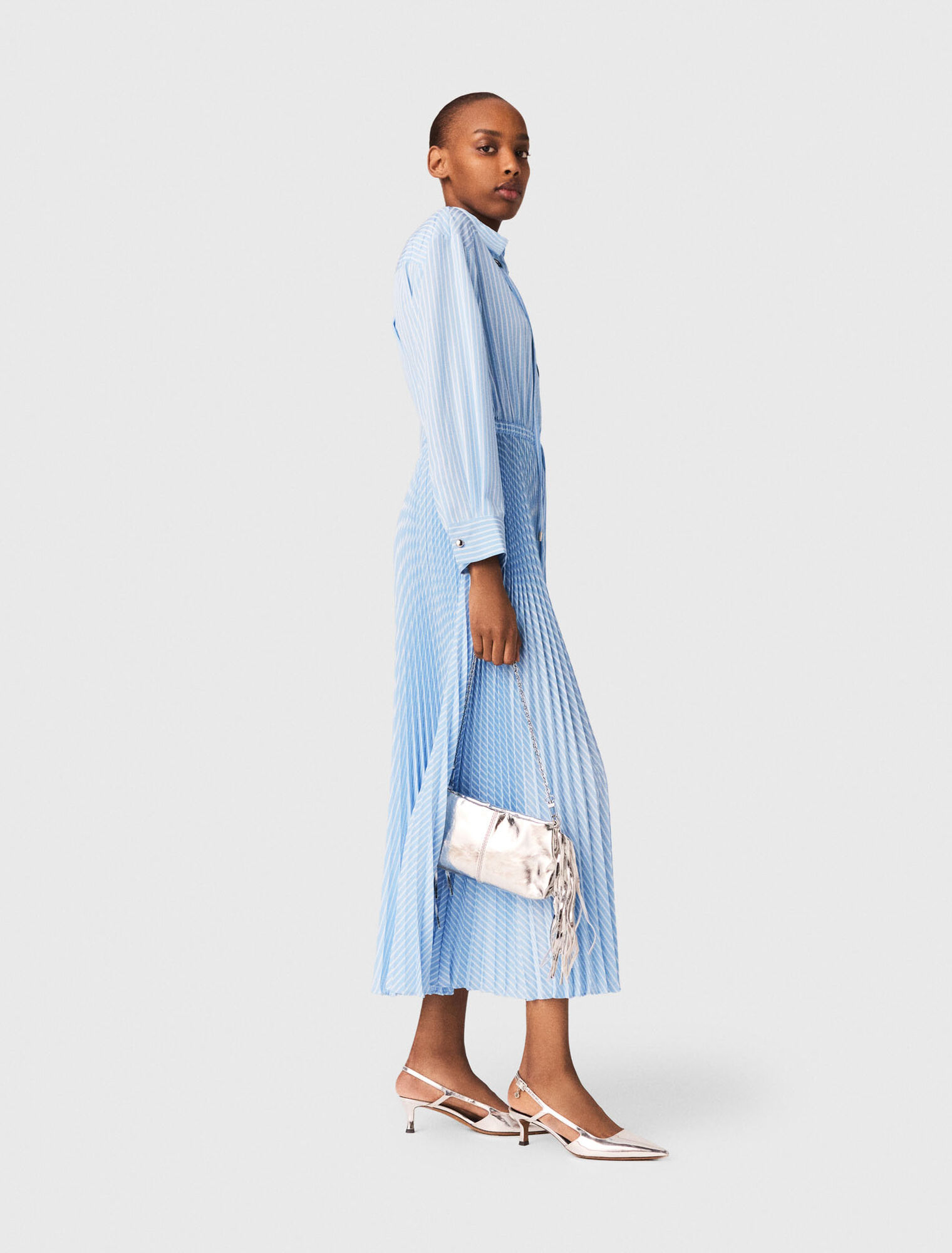 Vestido largo plisado con ojales