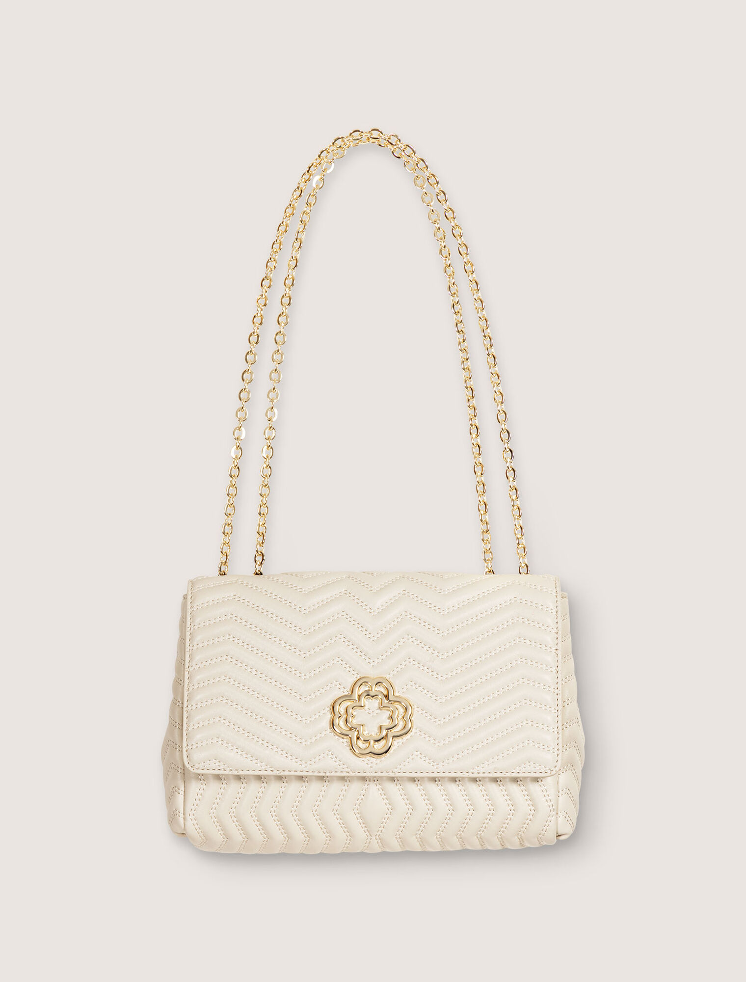 Bolso de piel con cadena