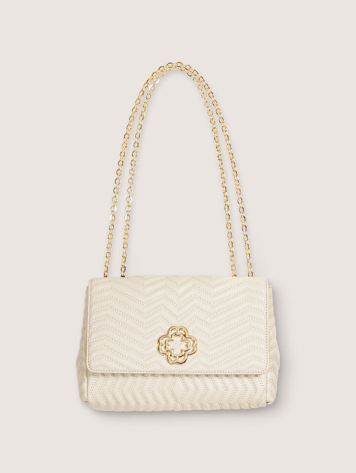 Bolso de piel con cadena