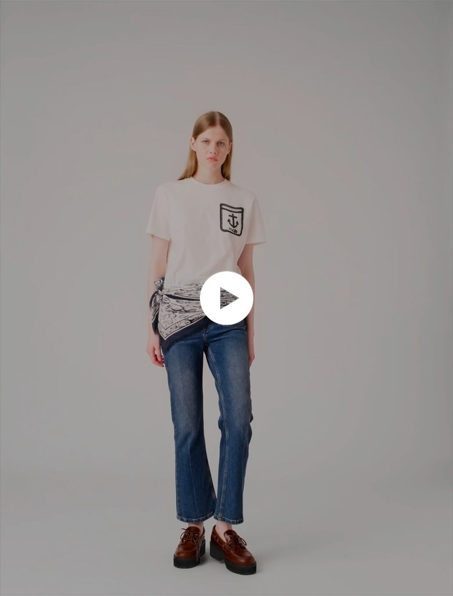 Camiseta con bolsillo bordado