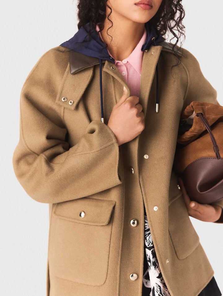 Abrigo de lana con capucha extra&iacute;b.