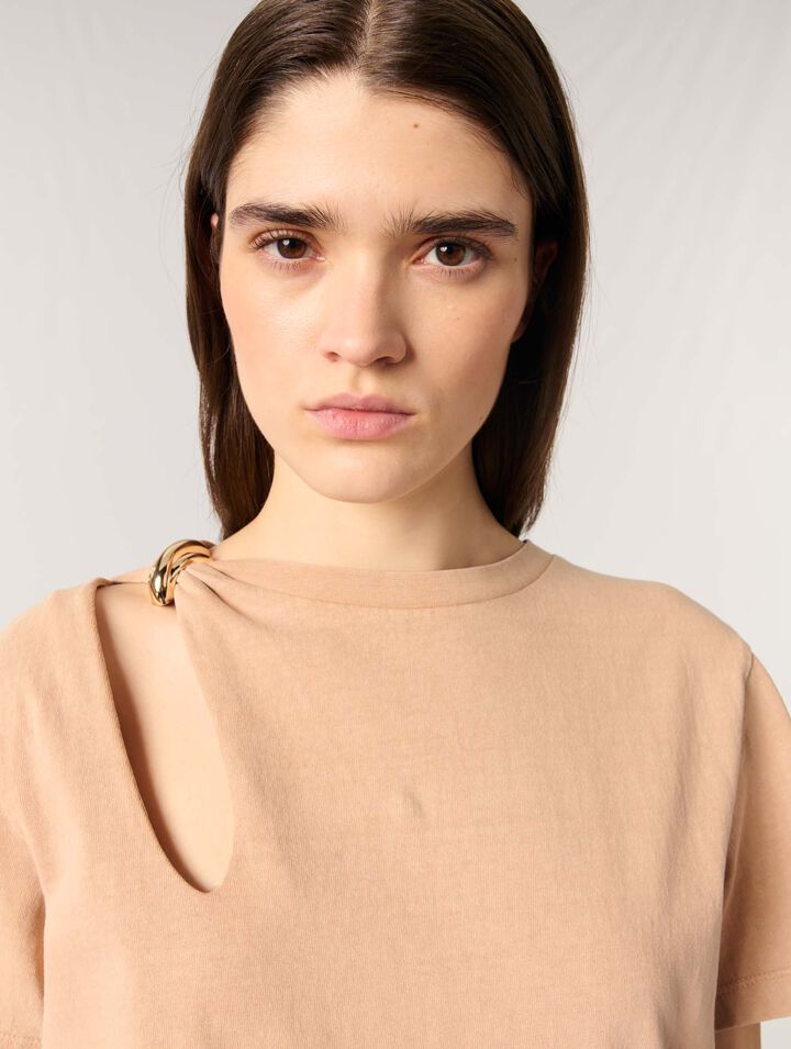 Camiseta con detalle de joya