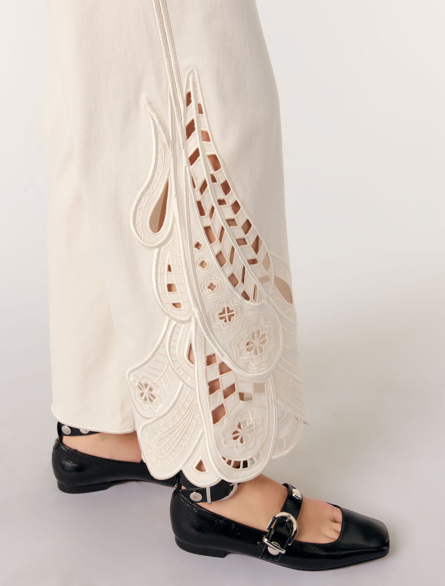 Pantalón bordado