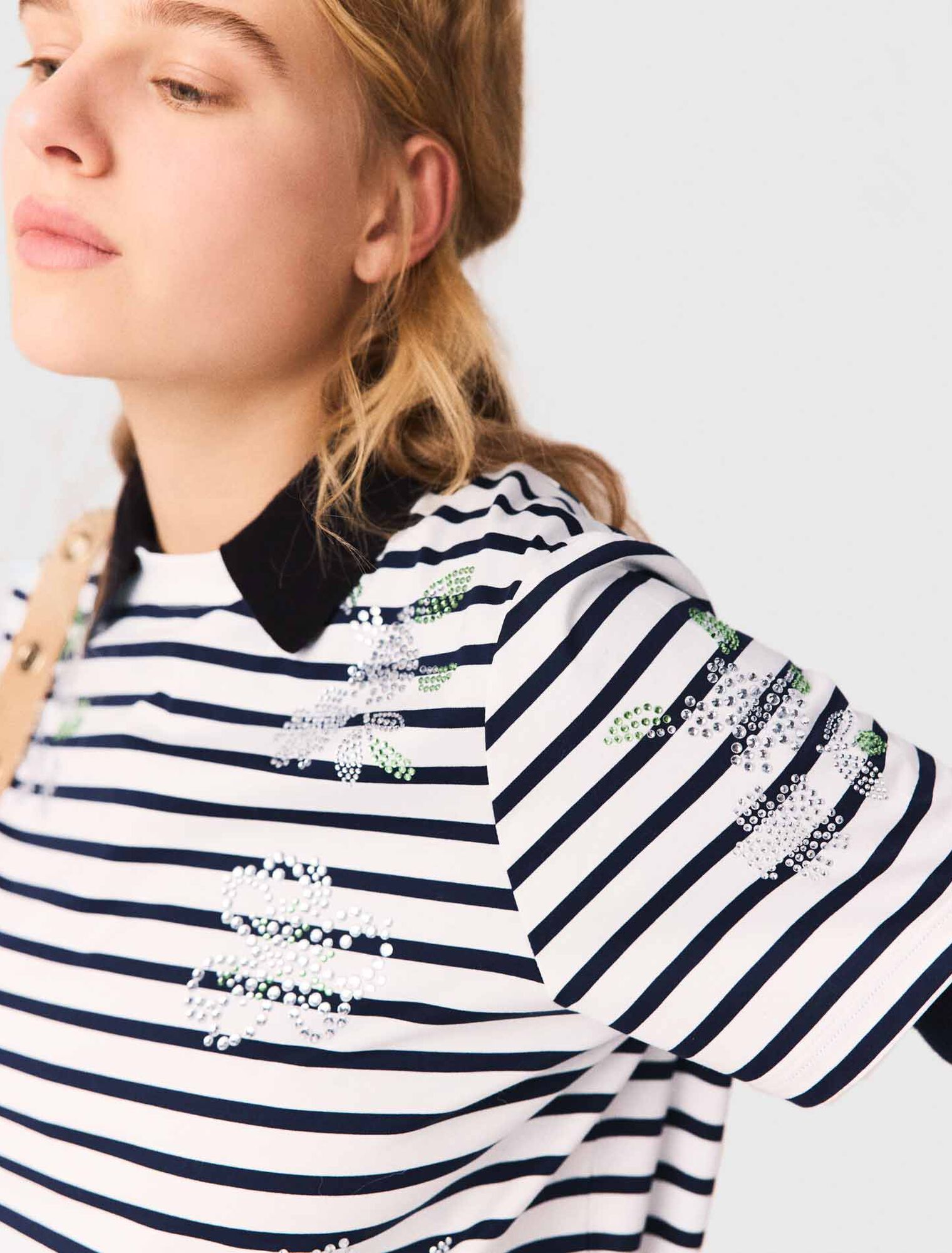 Camiseta rayas con flores de strass