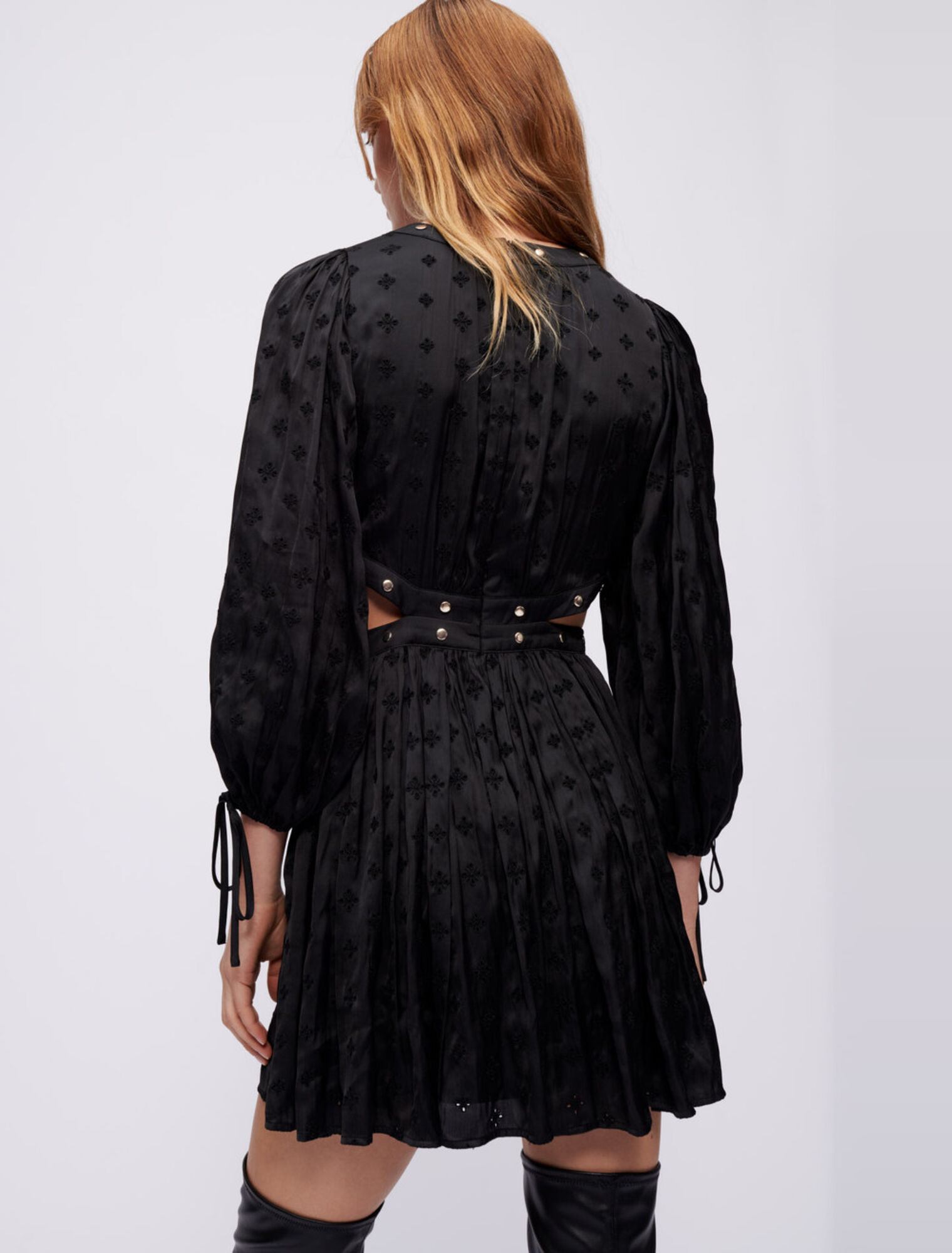 Vestido de satén bordado con tachuelas
