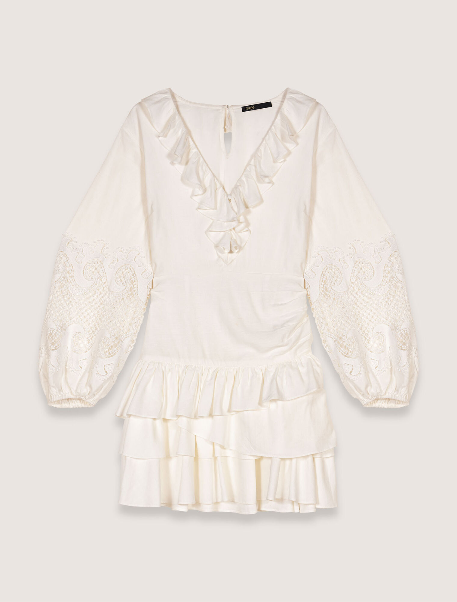 Vestido con volantes y mangas bordadas