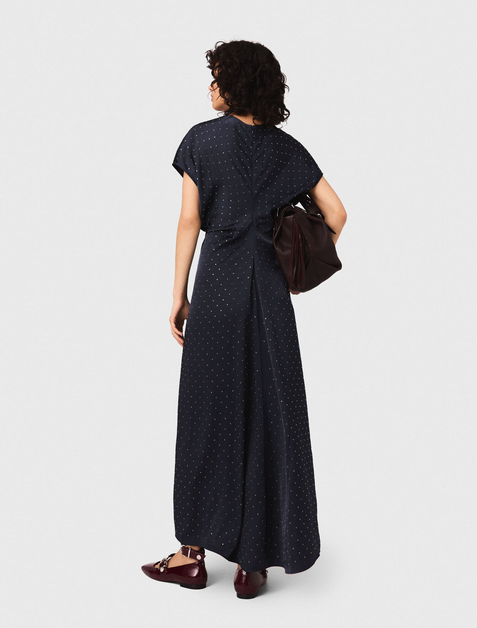 Vestido maxi de satén y tachuelas