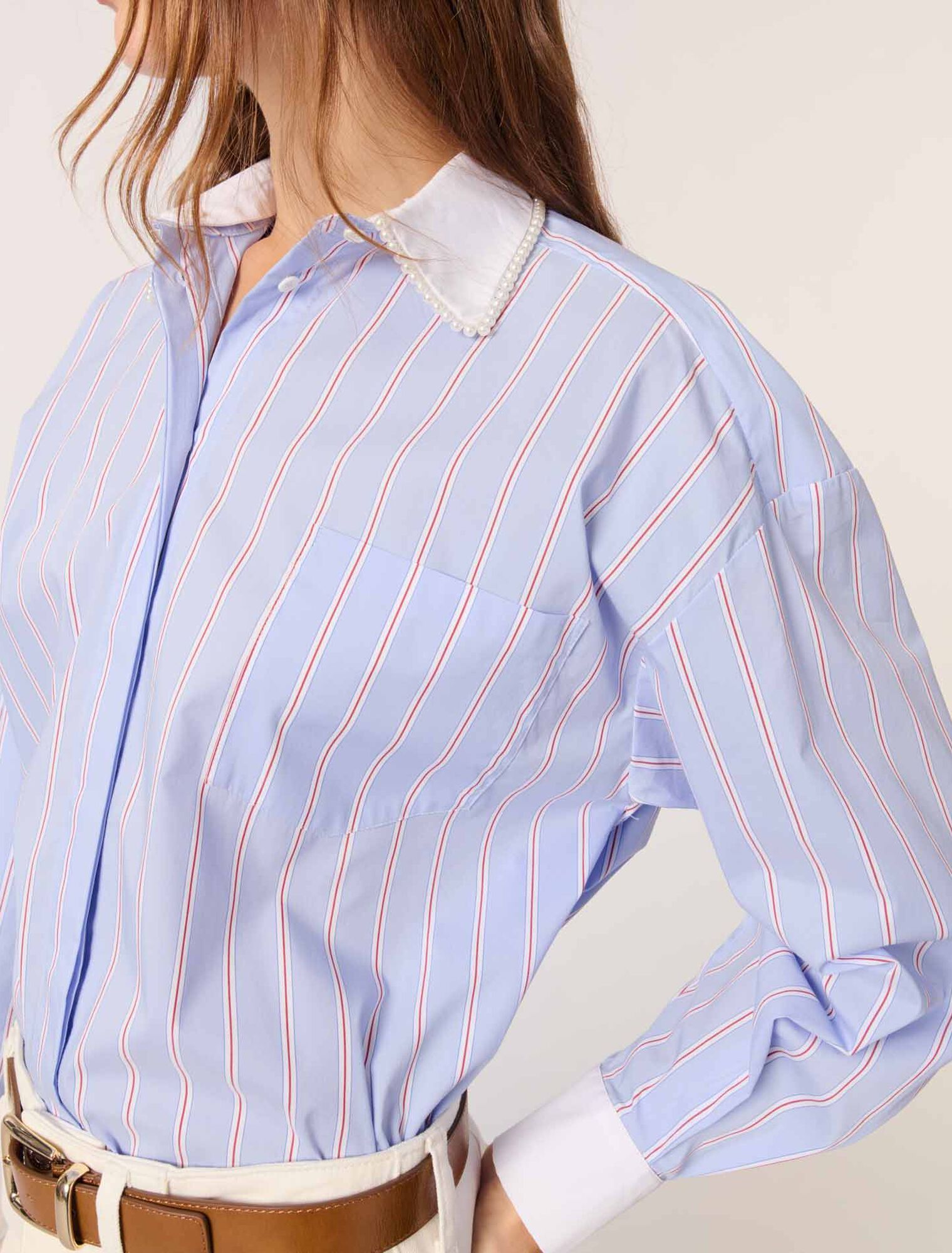 Camisa de rayas y cuello con cuentas