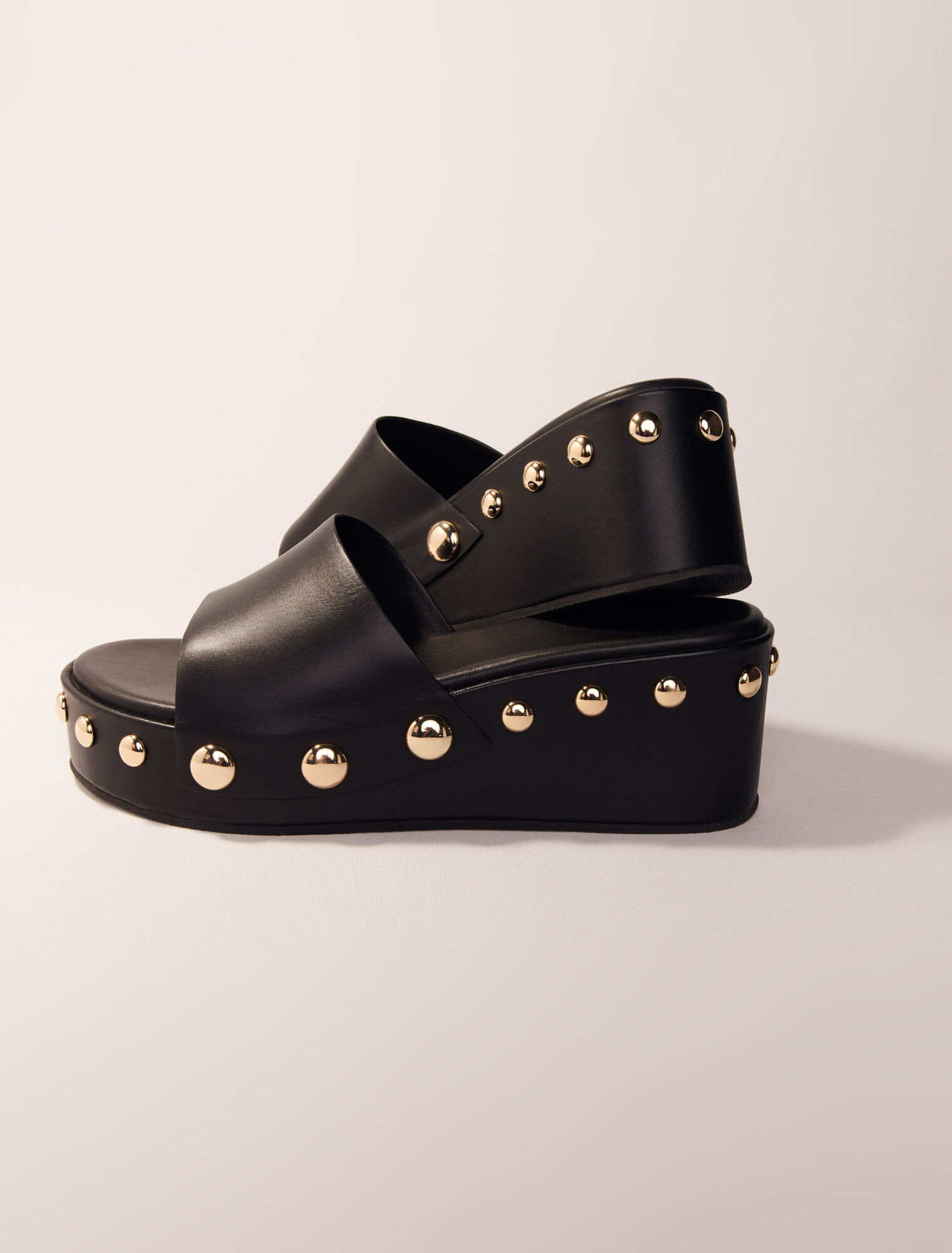 Mules de cuña con tachuelas de piel