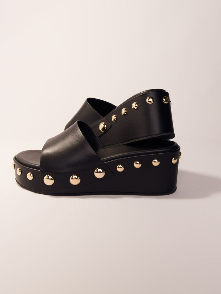 Mules de cuña con tachuelas de piel