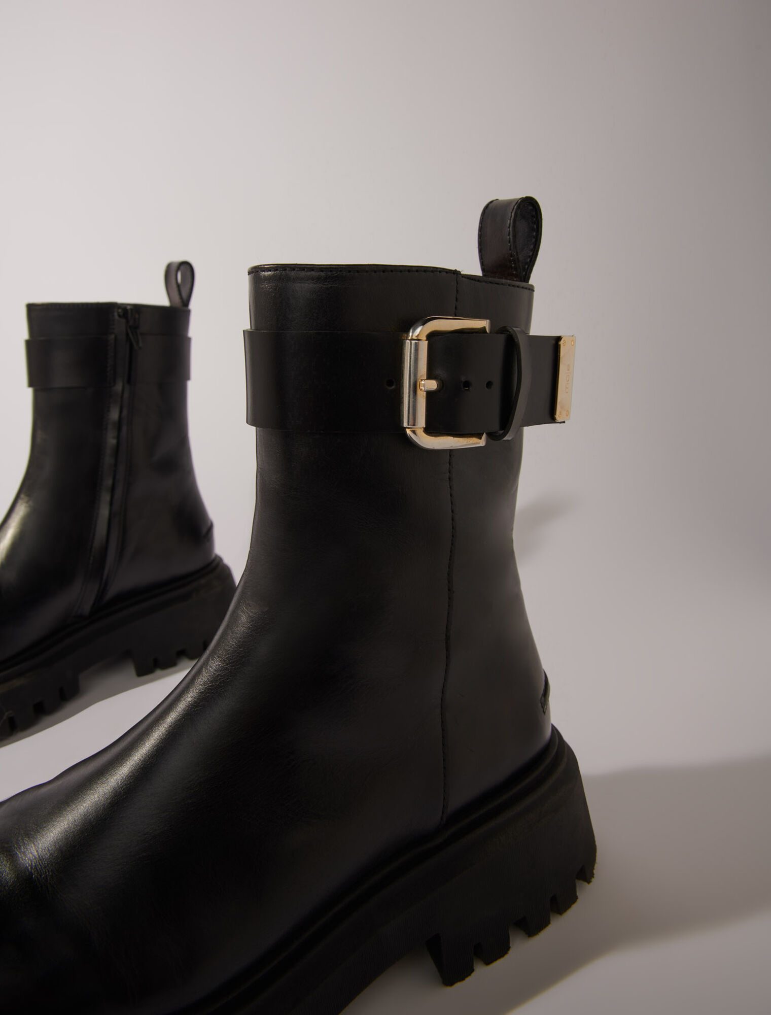 Botines de cuero con hebilla