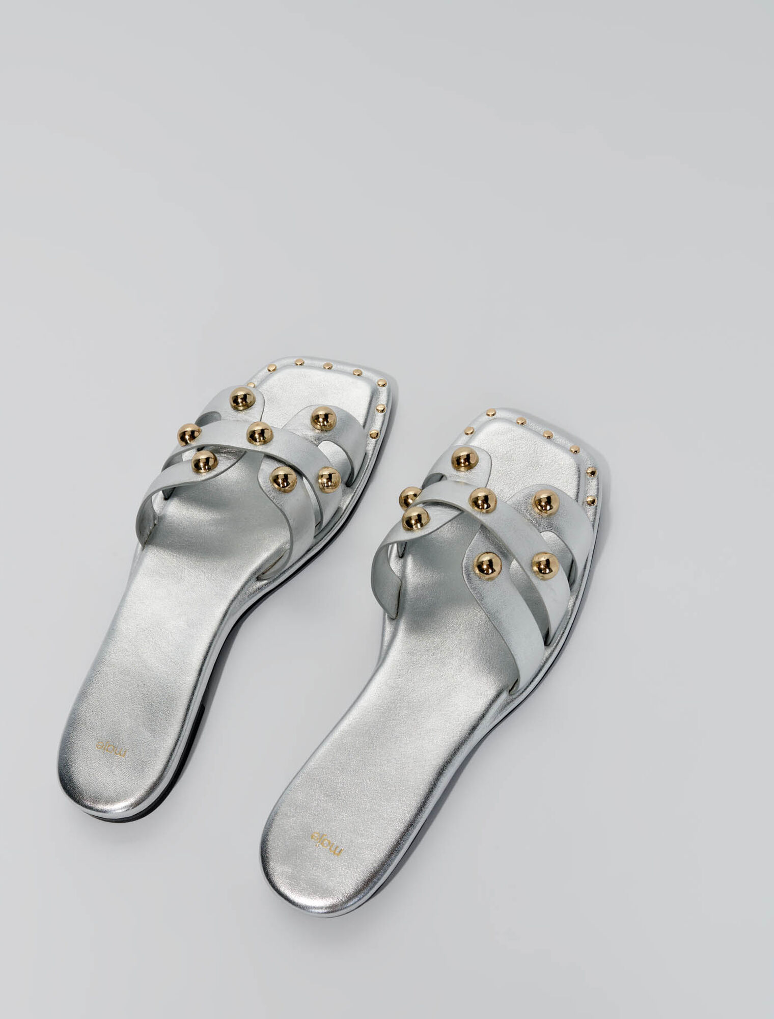 Mules de piel con tachuelas