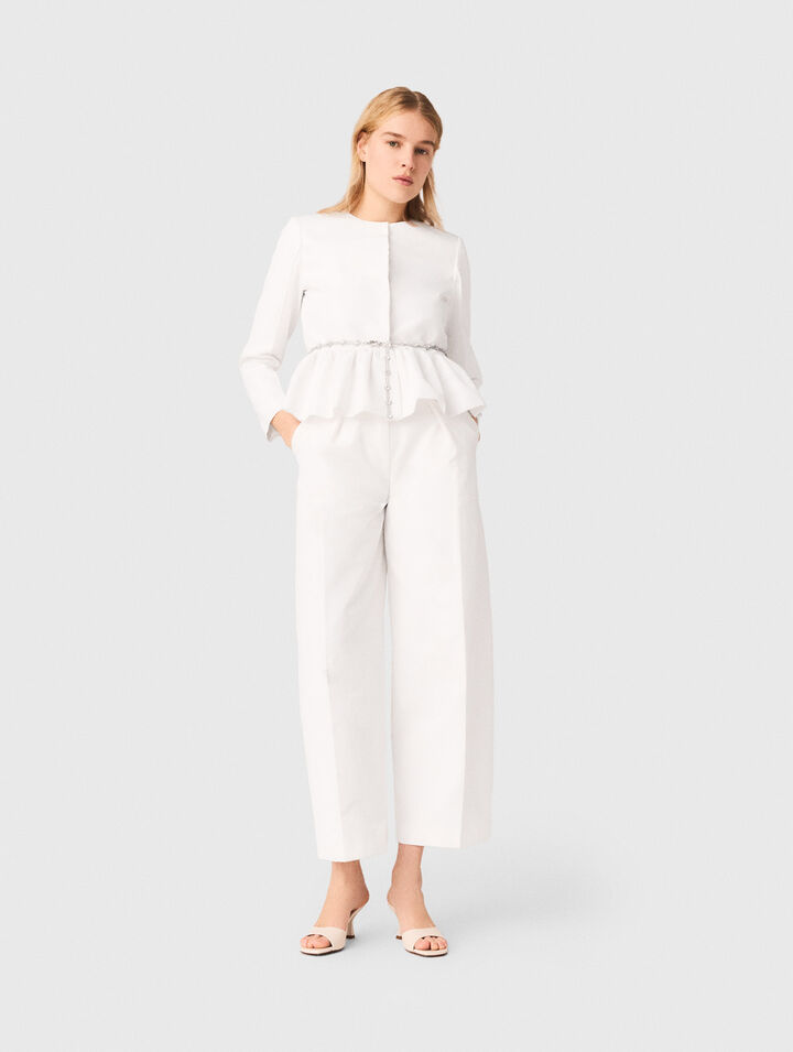 Chaqueta corta con cintur&oacute;n joya