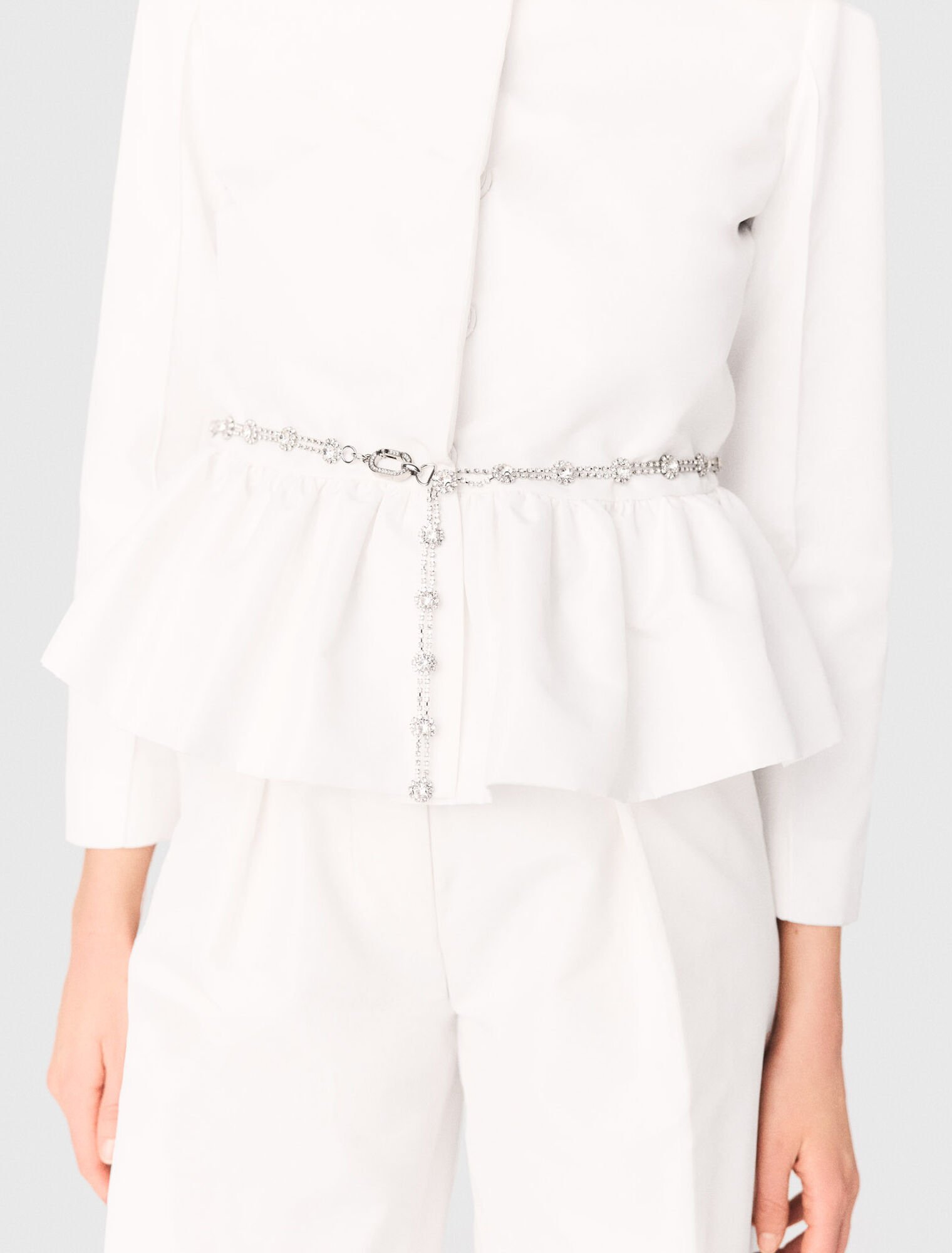 Chaqueta corta con cintur&oacute;n joya