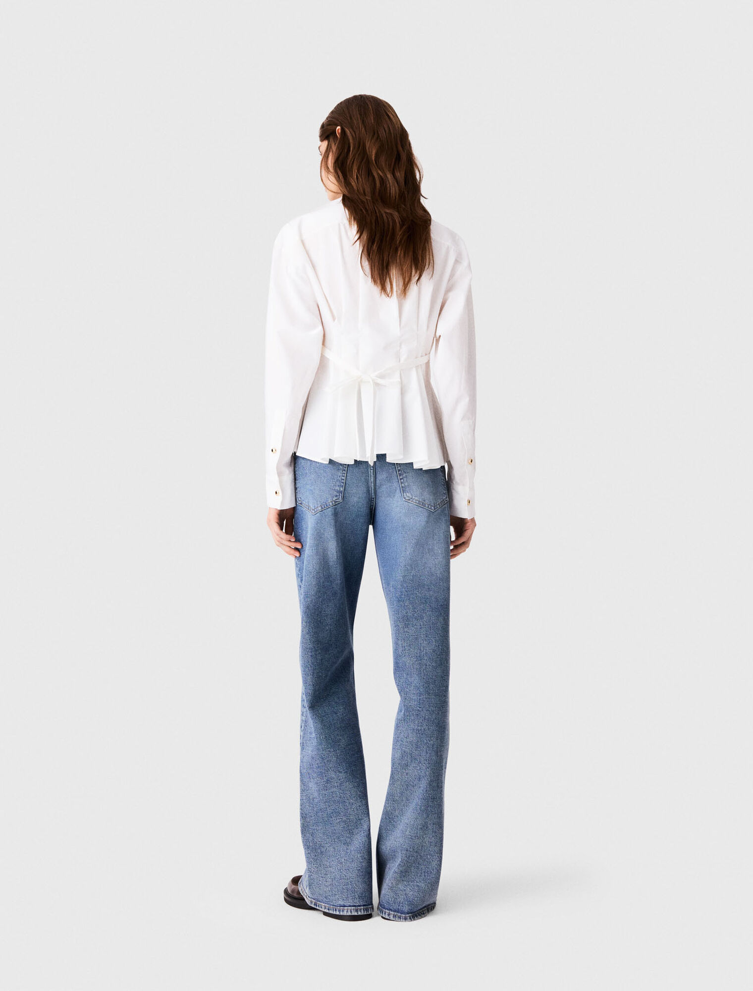 Camisa con cordones en la espalda