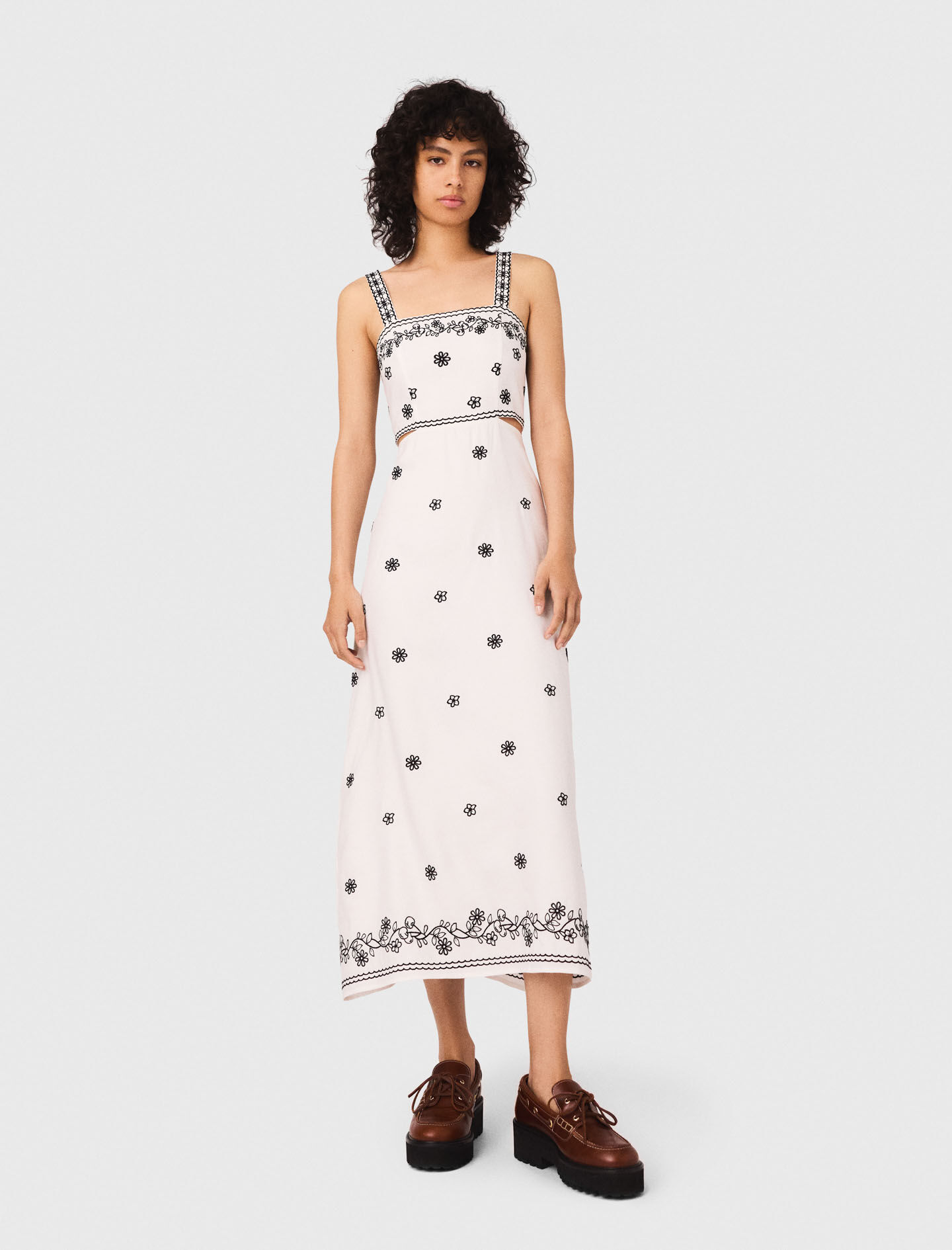 Vestido largo bordado con recortes