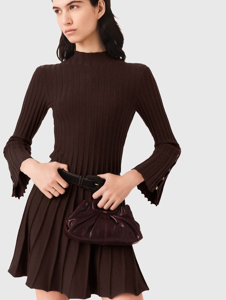 Vestido corto patinador con cuello alto