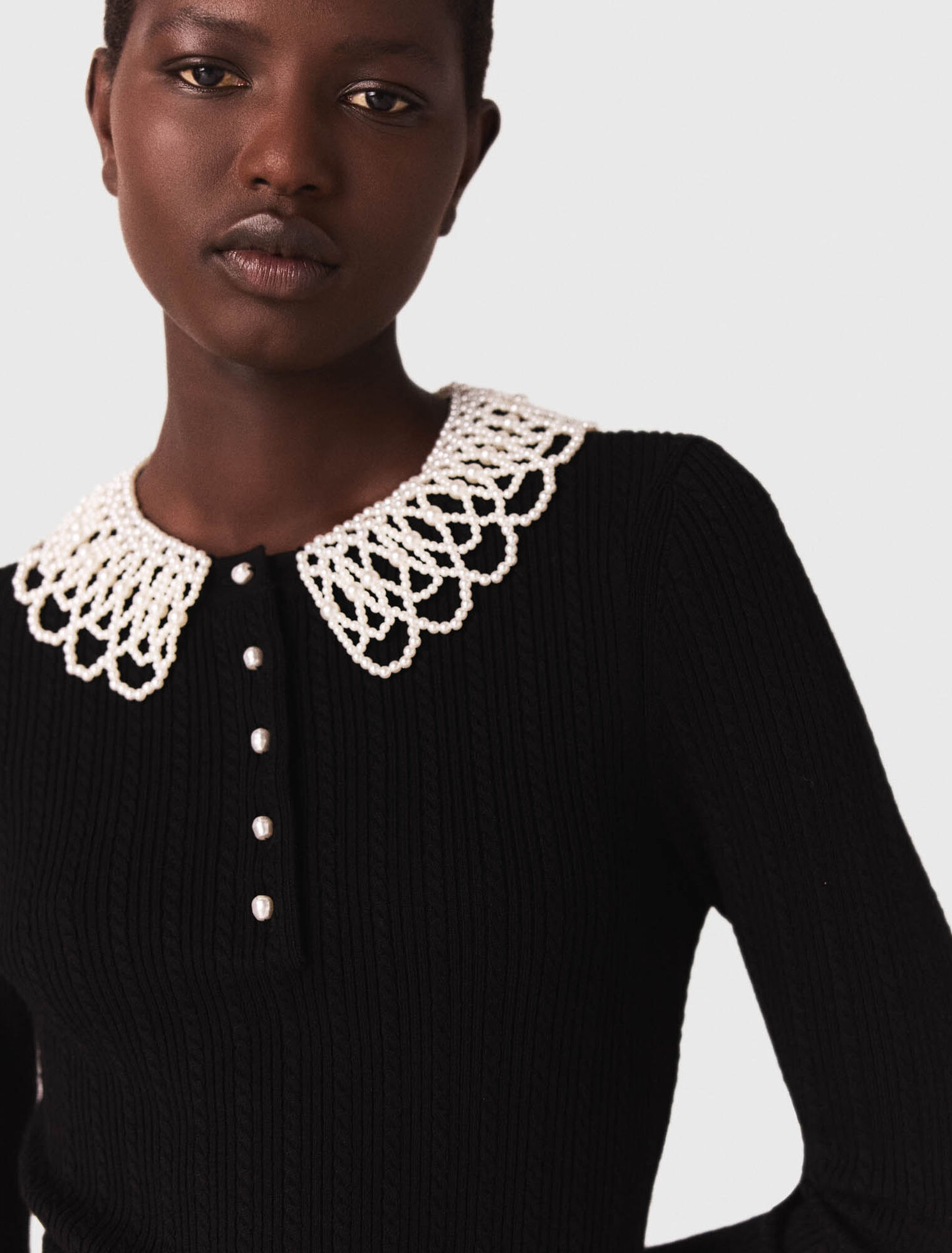 Robe courte en maille à col perlé