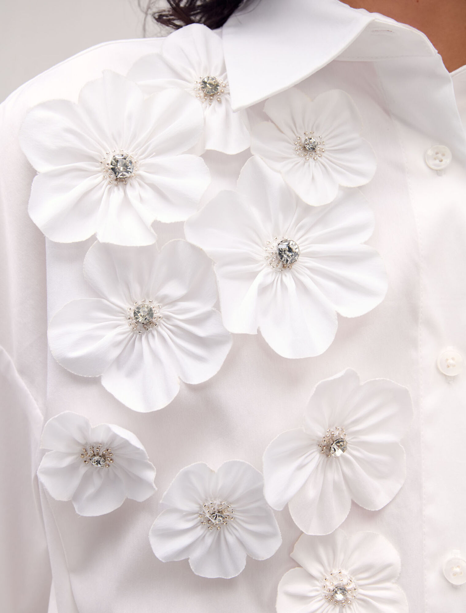Camisa larga con flores bordadas
