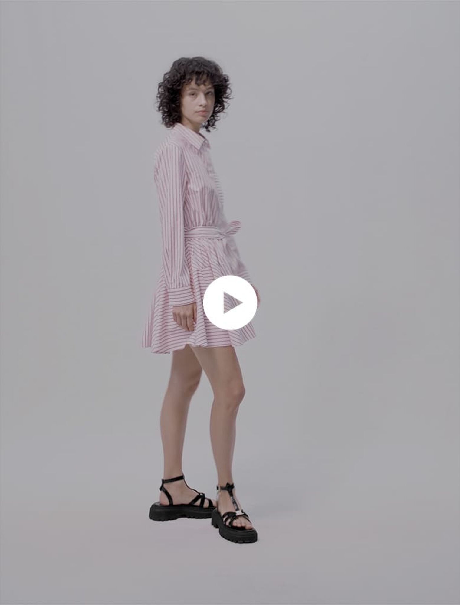 Vestido corto de rayas y pedrería