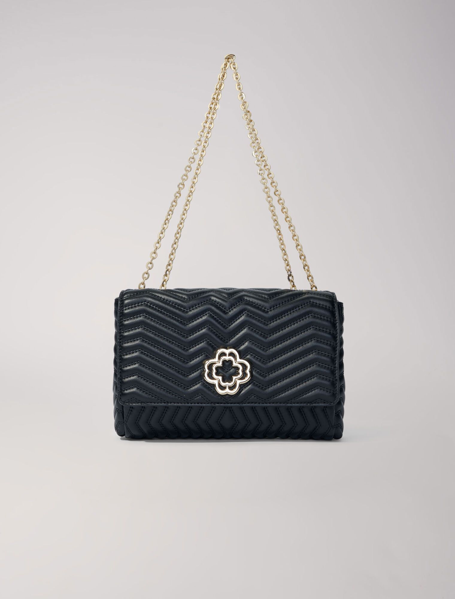 Bolso de piel con cadena