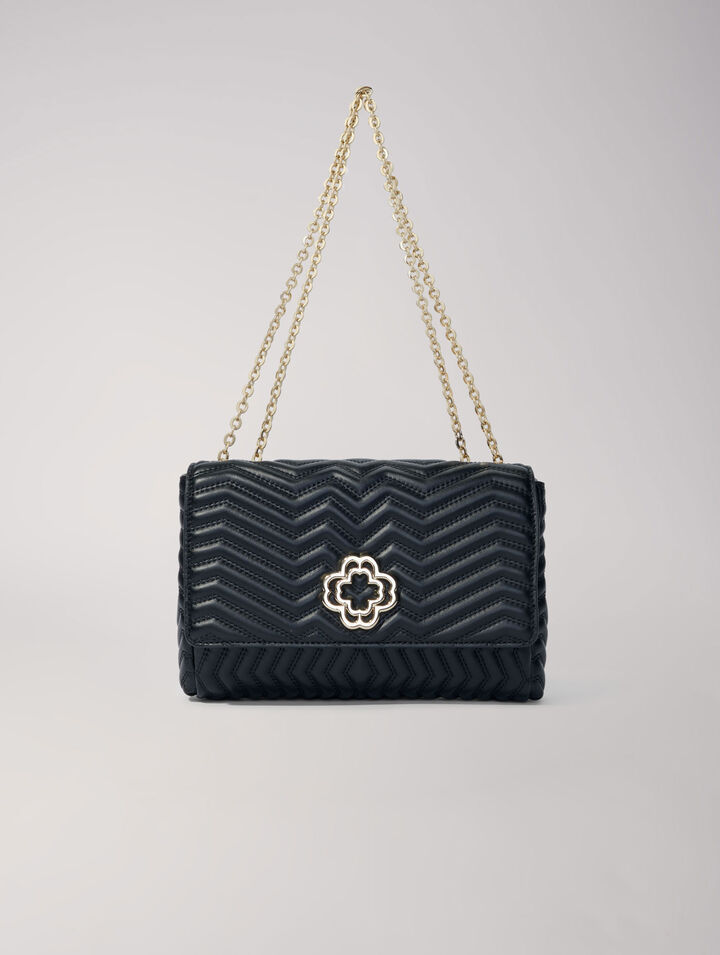 Bolso de piel con cadena