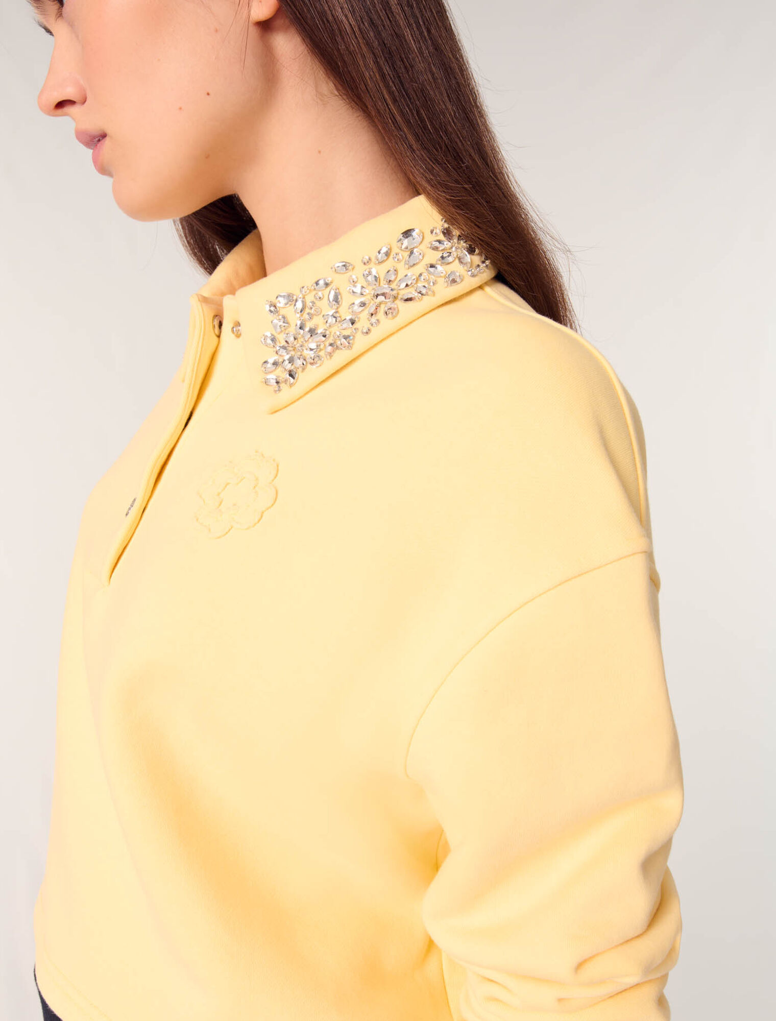 Sudadera corta con cuello joya
