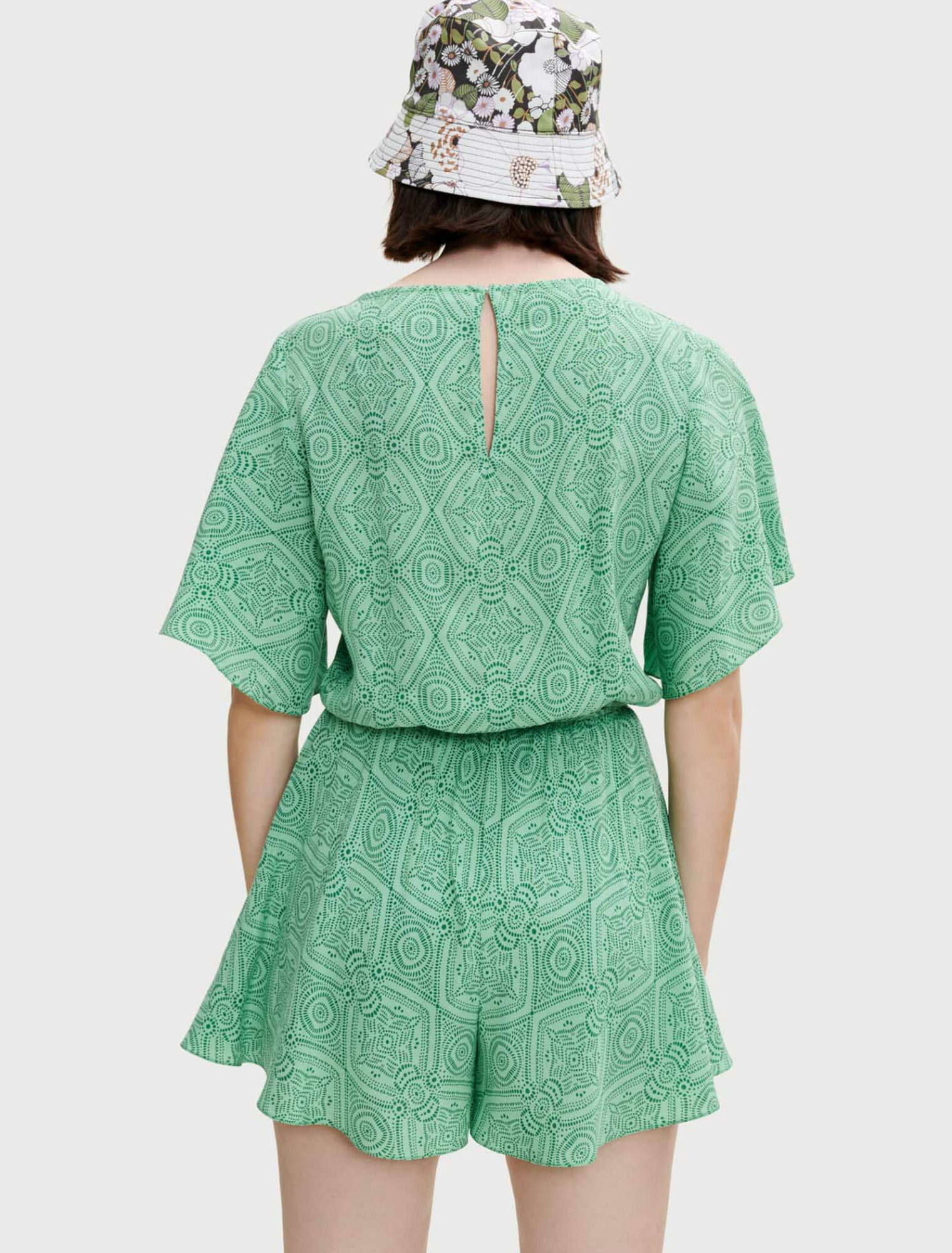 Mono corto fluido y estampado
