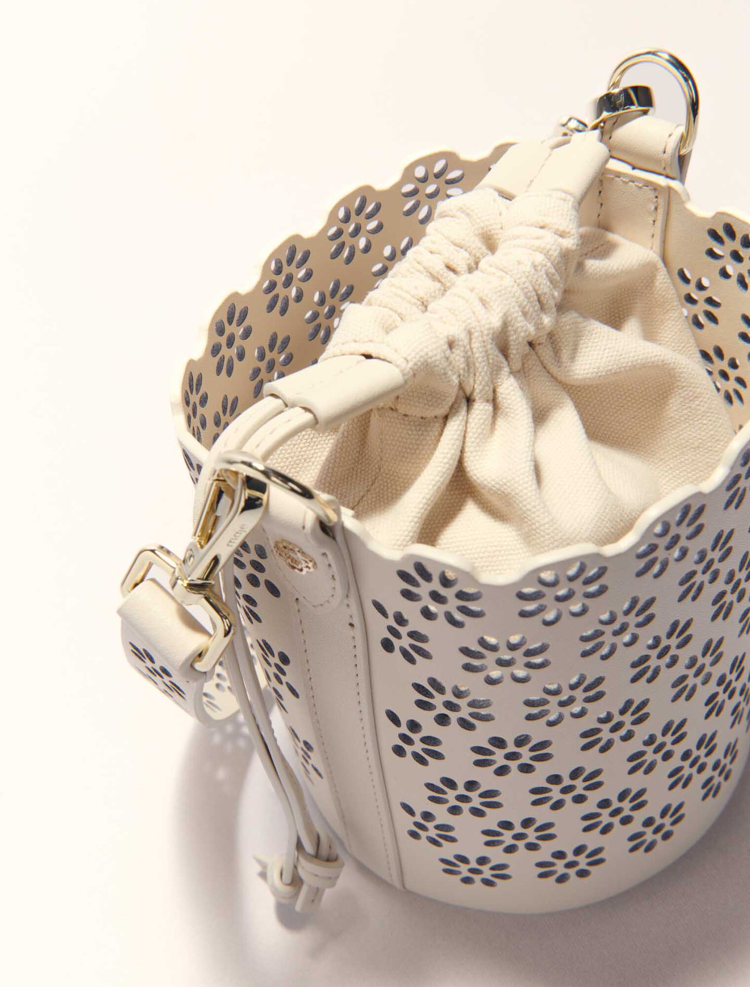 Bolso cubo de piel perforada
