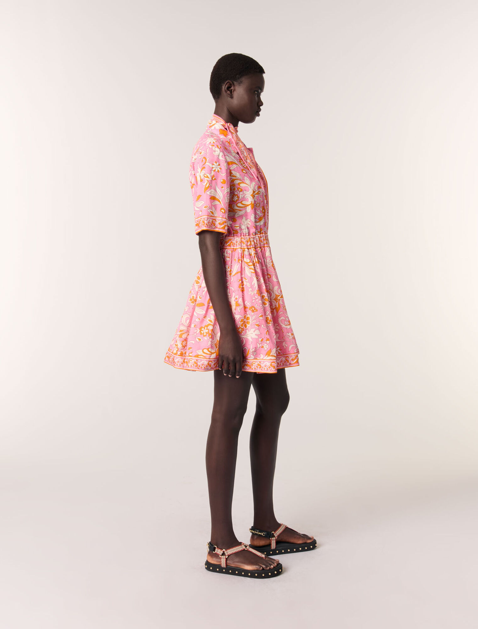 Vestido corto fluido con estampado