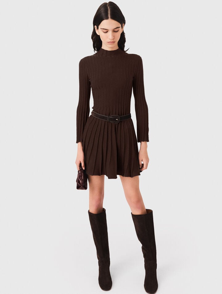 Vestido corto patinador con cuello alto