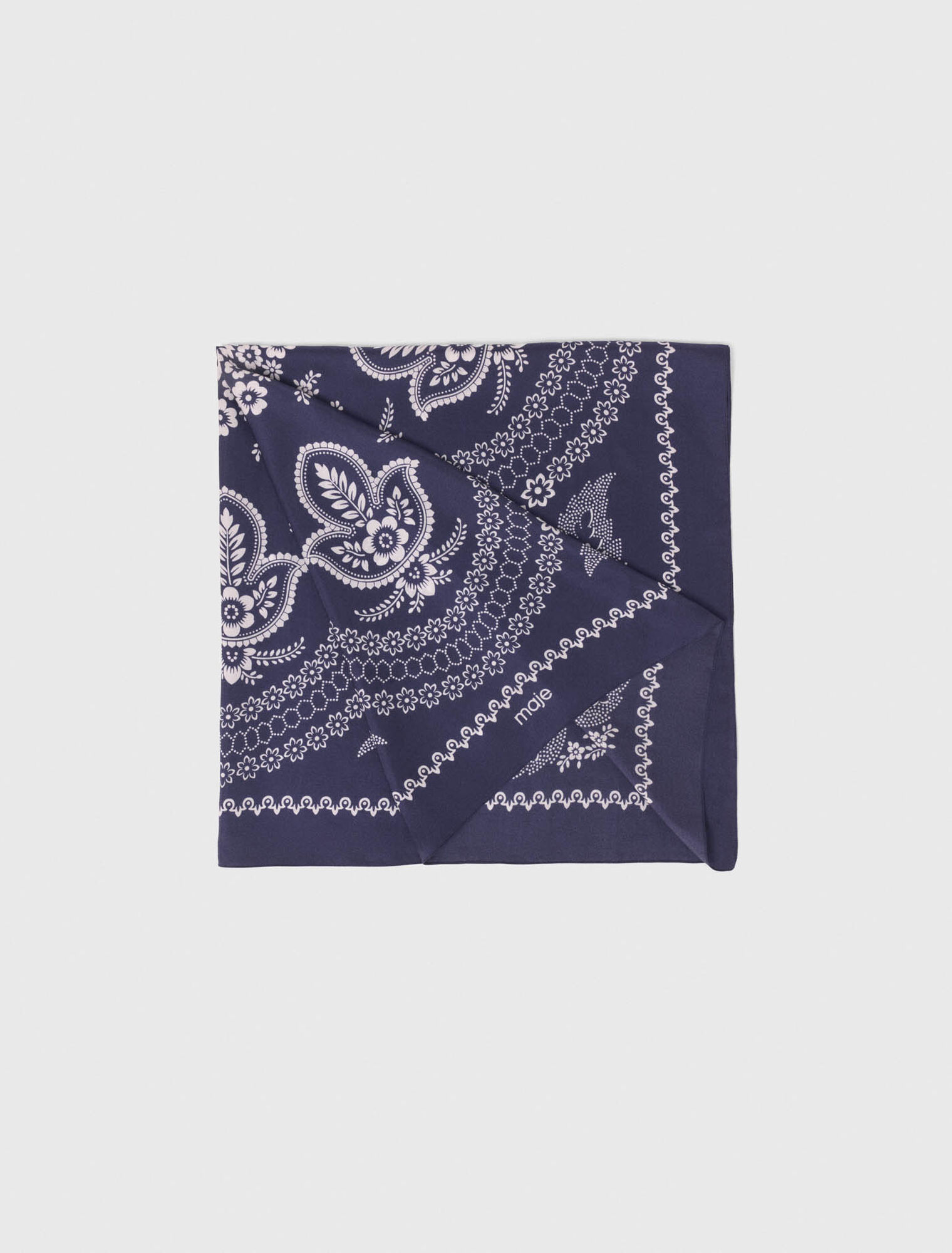 Pañuelo 90x90 de seda estampado