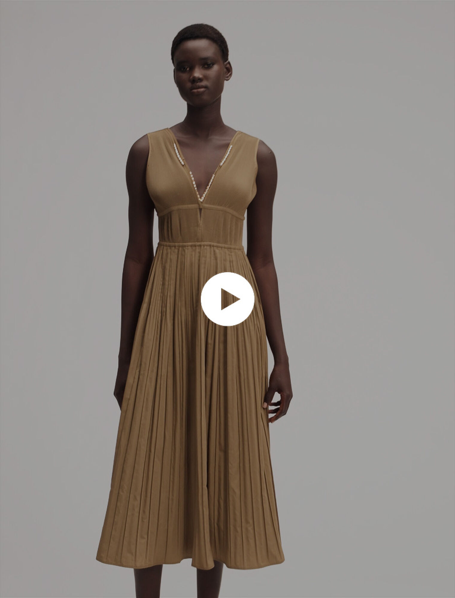 Vestido plisado con escote de joyas