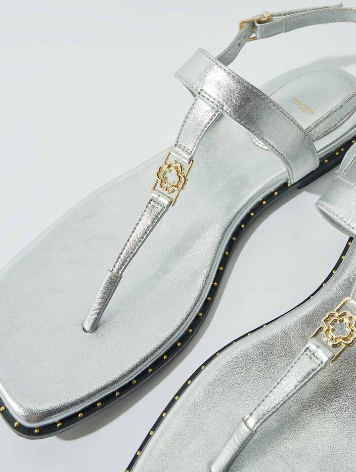 Sandalias con tiras de piel plateadas